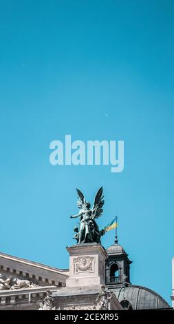 Weibliche Statue mit Flügeln auf dem Opernhaus von Lemberg (Solomiya Krushelnytska Lemberg Staatliches Akademisches Theater für Oper und Ballett), Lemberg, Ukraine. Stockfoto