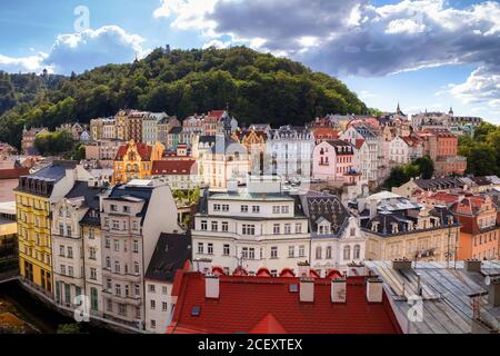 Karlsbad, Tschechische Republik. Luftbild von Karlovy Vary (Karlsbad), in Westböhmen an schönen sonnigen Tag gelegen. Stockfoto