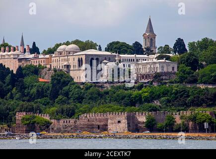 Blick von der Sarayburnu Küste, der historischen Halbinsel und den Kuppeln des Topkapi Palastes in Istanbul Stockfoto