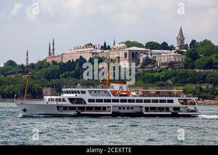 Blick von der Sarayburnu Küste, der historischen Halbinsel und den Kuppeln des Topkapi Palastes in Istanbul Stockfoto
