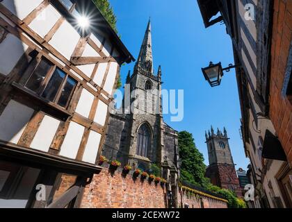 St Alkmund's und St Julian's Kirchen von der Fish Street aus gesehen, Shrewsbury, Shropshire. Stockfoto