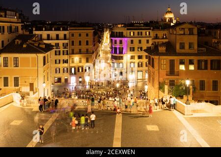 Blick auf die Piazza di Spagna und das Zentrum von Rom bei Nacht Von der Spanischen Treppe Stockfoto