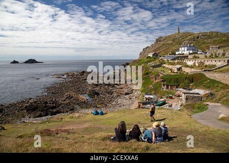 Touristen bewundern die Aussicht auf dem Lizard Point, dem südwestlichen Punkt des Vereinigten Königreichs, in Cornwall, England. Stockfoto