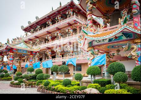 Fotos des unglaublichen Wihan Thep Sathit Phra Ki Ti Chaloem oder des Chinesischen Tempels des Roten Drachen. Chon Buri Pattaya Thailand. Stockfoto