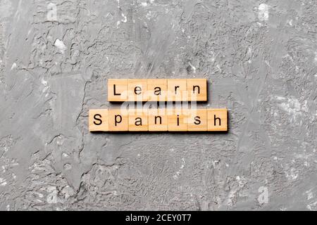 Spanische Wort auf Holz Baustein geschrieben. spanische Text auf dem Tisch erfahren Sie, Konzept. Stockfoto