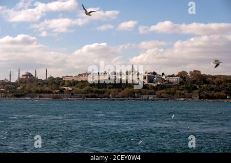 Blick von der Sarayburnu Küste, der historischen Halbinsel und den Kuppeln des Topkapi Palastes in Istanbul Stockfoto