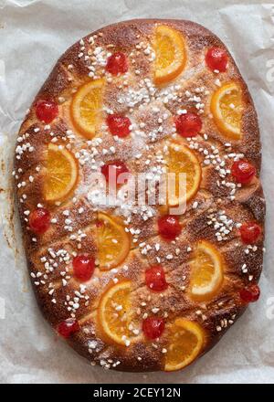 Von oben traditionelle Katalonien Coca de San Juan Kuchen dekoriert Mit Orange und fröhlich Stockfoto