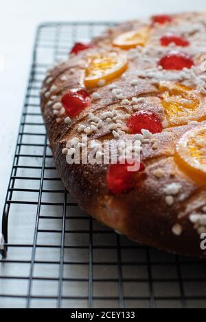 Von oben traditionelle Katalonien Coca de San Juan Kuchen dekoriert Mit Orange und fröhlich Stockfoto