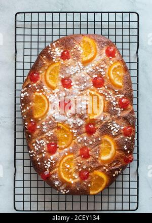 Von oben traditionelle Katalonien Coca de San Juan Kuchen dekoriert Mit Orange und fröhlich Stockfoto