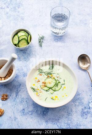 Von oben kalte Gurken- und Dillsuppe namens Tarator On Rustikaler Tisch Stockfoto