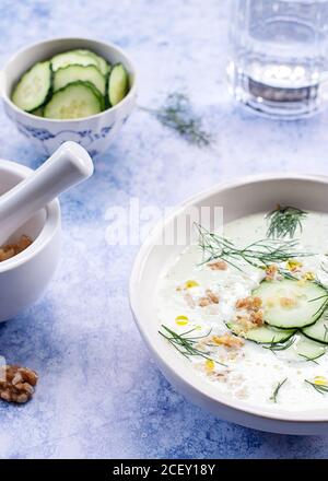 Von oben kalte Gurken- und Dillsuppe namens Tarator On Rustikaler Tisch Stockfoto