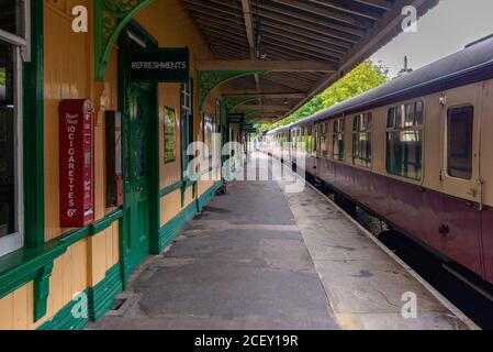 Dampfzug, der auf einer Plattform auf der Bluebell Railway, Heritage Railway Line, Horsted Keynes, West Sussex, England, Großbritannien steht Stockfoto