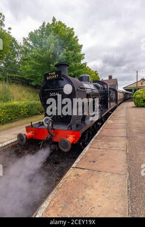The Rocket, schwarze Dampflokomotive und Zug auf der Bluebell Heritage Eisenbahnlinie, Horsted Keynes, West Sussex, England, Großbritannien Stockfoto