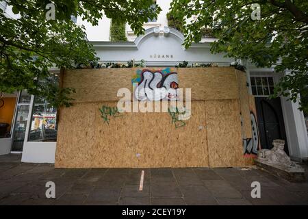 Notting Hill Karneval 2020. Boarding-up vor den Millionen Menschen marschieren in Notting Hill inmitten der Angst vor der öffentlichen Unordnung über das Feiertagswochenende. Stockfoto