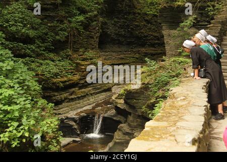 Besucher im Watkins Glen State Park, NY, USA Stockfoto