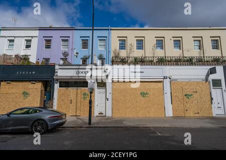 Notting Hill Karneval 2020. Boarding-up vor den Millionen Menschen marschieren in Notting Hill inmitten der Angst vor der öffentlichen Unordnung über das Feiertagswochenende. Stockfoto