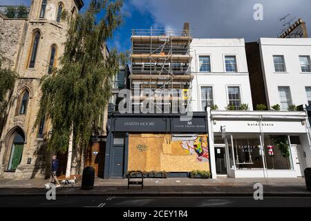 Notting Hill Karneval 2020. Boarding-up vor den Millionen Menschen marschieren in Notting Hill inmitten der Angst vor der öffentlichen Unordnung über das Feiertagswochenende. Stockfoto