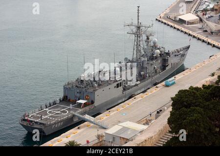 Die türkische Navy Fregatte TCG Gokceada (F494) im Grand Hafen von Malta Stockfoto