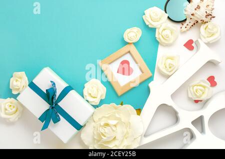 Valentinstag, Hochzeit, Verlobung flat lay, Draufsicht. Geschenk Geschenkbox, Band, Herzen, Rosenblumen, Liebe, blaues Papier Stockfoto