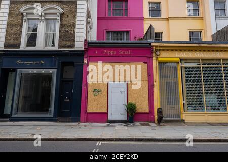 Notting Hill Karneval 2020. Boarding-up vor den Millionen Menschen marschieren in Notting Hill inmitten der Angst vor der öffentlichen Unordnung über das Feiertagswochenende. Stockfoto