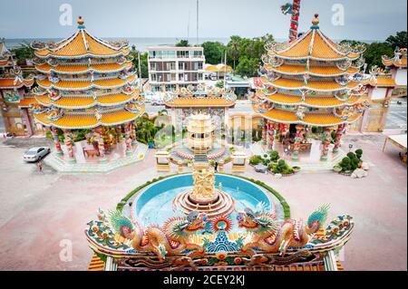 Fotos des unglaublichen Wihan Thep Sathit Phra Ki Ti Chaloem oder des Chinesischen Tempels des Roten Drachen. Chon Buri Pattaya Thailand. Stockfoto