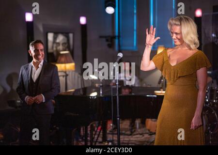 Hanna Waddingham spielt live bei L-Acoustics Creation in London als Teil von West End Unplugged, einer Initiative, um Geld für verschiedene Wohltätigkeitsorganisationen zu sammeln Stockfoto