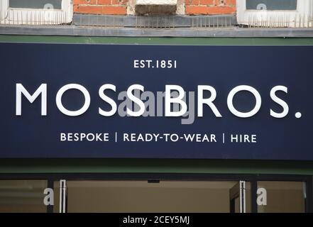 London, Großbritannien. 31. August 2020. Shop Frontage von Moss Bros in einer ihrer Filialen gesehen, ist spezialisiert auf Herrenmode für formale Anlässe. Stockfoto