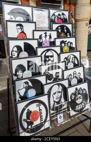 Vinylkunst von Frederico Alves, Upcycling zerkratzte Schallplatten mit Porträts, im Verkauf bei Hungerford Antiquitäten und Flohmarkt, Berkshire, UK Stockfoto