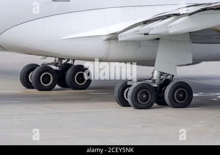 Fahrwerk von großen Passagierflugzeugen Nahaufnahme hoch detailliert Anzeigen Stockfoto
