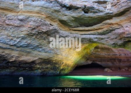 Benagil Höhlenbild von einem Boot mit Blick auf Licht aus dem Loch in der Höhle. Stockfoto