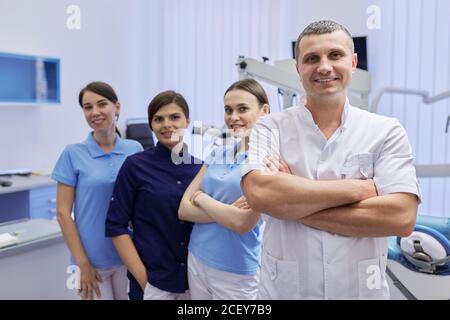 Team von Kollegen Zahnärzte, Porträt von Ärzten Blick auf die Kamera in der Zahnarztpraxis Stockfoto