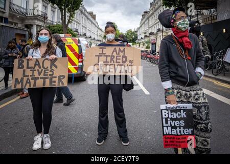 Ausgehend von der politischen Partei der Initiative Party (TTIP), inspiriert von der Bewegung Black Lives Matter, marschieren Protestmärsche von Notting Hill in London, Großbritannien. Stockfoto