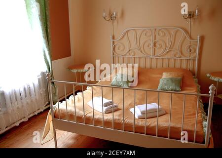 Einfache Einrichtung im Landhausstil in einem Holzhaus. Modernes, rustikales Schlafzimmer Stockfoto