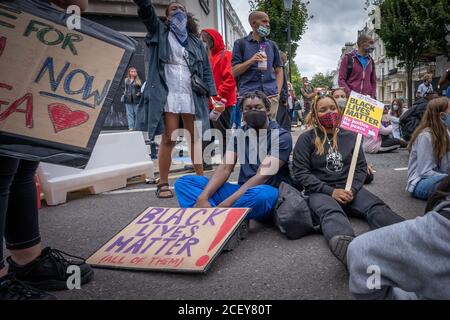 Ausgehend von der politischen Partei der Initiative Party (TTIP), inspiriert von der Bewegung Black Lives Matter, marschieren Protestmärsche von Notting Hill in London, Großbritannien. Stockfoto