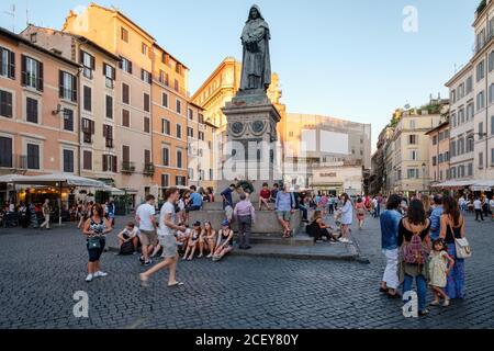 Campo dei Fiori bei Sonnenuntergang, ein historischer Platz im Zentrum von Rom mit dem Denkmal für Giordano Bruno Stockfoto