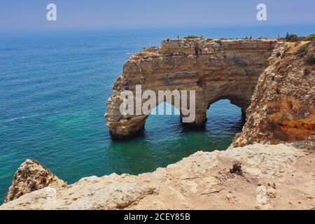 Doppelt gewölbte Klippen fast wie ein Herz in Praia da Marinha, Lagoa gebildet Stockfoto