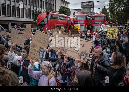 Ausgehend von der politischen Partei der Initiative Party (TTIP), inspiriert von der Bewegung Black Lives Matter, marschieren Protestmärsche von Notting Hill in London, Großbritannien. Stockfoto