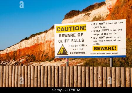 Achtung! Hüten Sie sich vor dem Cliff Falls Schild an den Hunstanton Cliffs in Norfolk. Stockfoto