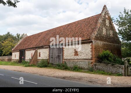 Die Grade II aufgeführten 17. Jahrhundert Zehnten Scheune in Dersingham in Norfolk. Stockfoto