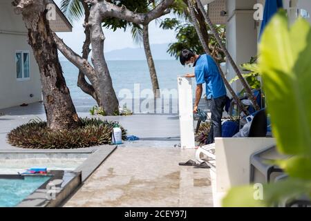 Meister putzen die Klimaanlage in einem tropischen Hotel. Stockfoto