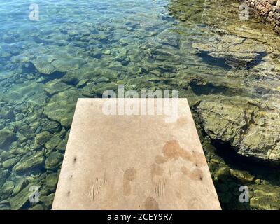 Blick von oben Holzboden auf das Meer Stockfoto