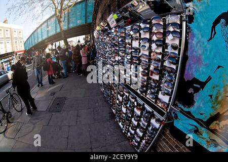 London, Vereinigtes Königreich - 01. April 2007: Verschiedene Sonnenbrillen auf der Straße Stand auf Camden Market, berühmten Flohmarkt in der britischen Hauptstadt, Gruppe von pe Stockfoto