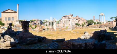 Panoramablick auf die Ruinen des antiken Forum Romanum Im Zentrum von Rom Stockfoto