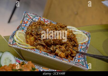 Zaalouk, ein traditioneller marokkanischer Auberginen- und Tomatensalat, der als Beilage oder als Dip mit warmem Brot, Fleisch oder Fisch gegessen wird Stockfoto