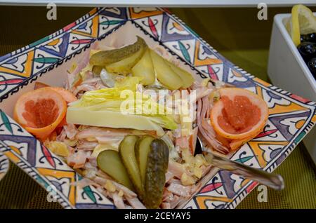 Geräucherter Putensalat Mit Orangen-Garnierung. Salat vom Buffet. Stockfoto