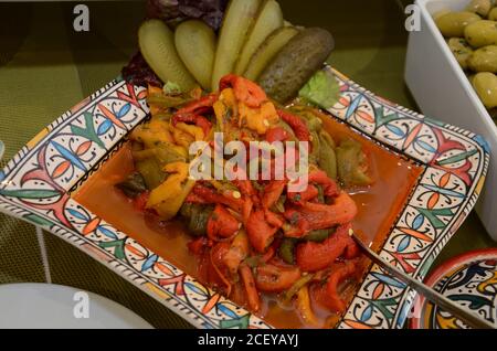 Zaalouk, ein traditioneller marokkanischer Auberginen- und Tomatensalat, der als Beilage oder als Dip mit warmem Brot, Fleisch oder Fisch gegessen wird Stockfoto