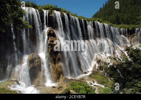 Juizhaigou (Tal der neun Dörfer) in Sichuan, China. Blick auf den Nuorilang Wasserfall. Stockfoto