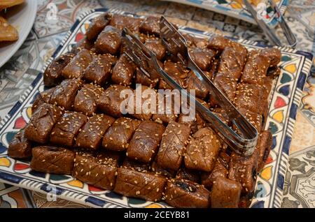 Makrout, Nordafrikanische Grieß cookies mit Datum einfügen gefüllt Stockfoto