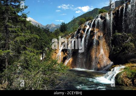 Juizhaigou (Tal der neun Dörfer) in Sichuan, China. Blick auf den Pearl Shoal Wasserfall. Stockfoto