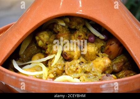 Traditionelle marokkanische Tajine mit Huhn, Kartoffeln und Oliven hautnah Stockfoto